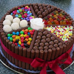 kindergeburtstag_torte_nachereien_raffaelo_smarties_crispyrolls_sweets_schokolade